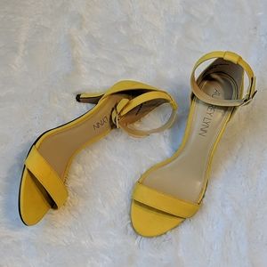 Aubrey Lynn Yellow Heels Sz 7 (FIT LIKE Sz 8.5)